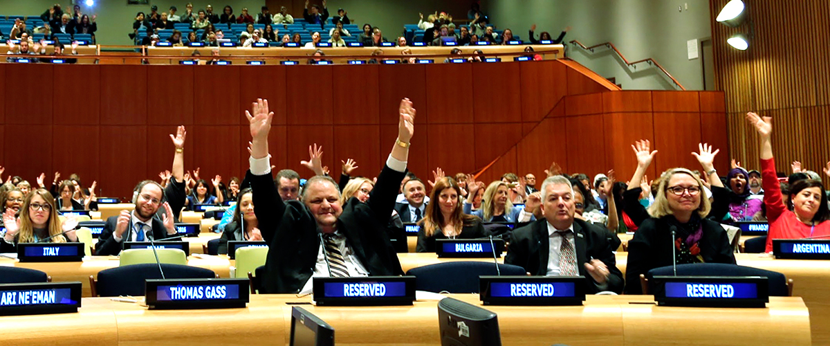 المتحدث الرئيسي، استيف سيلبرمان (في الوسط)، في أثناء المشاركة في فعالية اليوم العاالمي للتوعية بمرض التوحد. © الأمم المتحدة