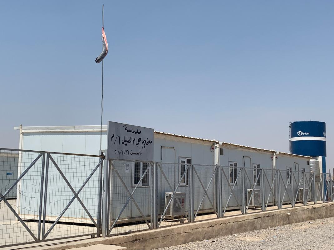 المدرسة في مخيم حمام العليل 1 للنازحين إلى الجنوب من الموصل، التي احتلتها قوات الأمن في 6، و7، و9 يوليو/تموز لإخضاع السكان لتدقيق أمني. © 2019 بلقيس والي/هيومن رايتس ووتش
